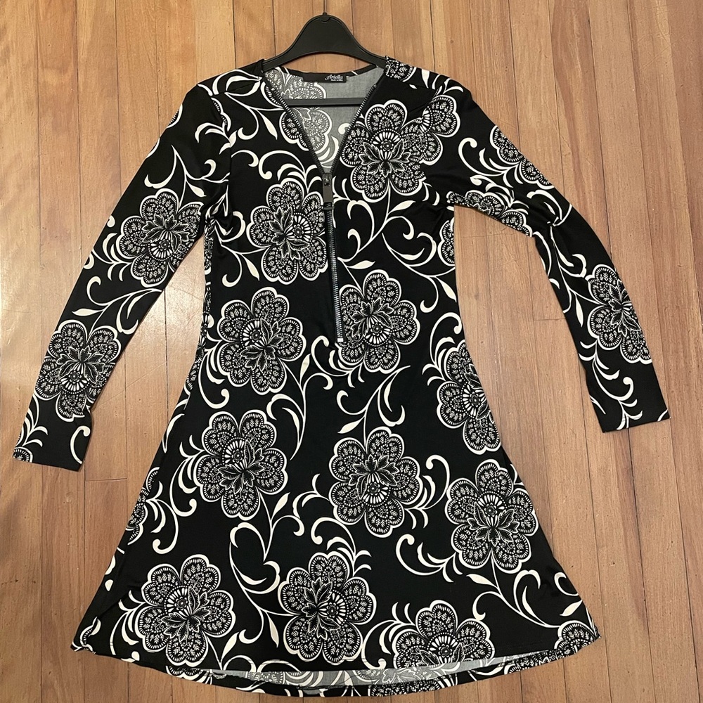 Ariella midi boutique dress size small. Made in USA. Black w/cream flowers.